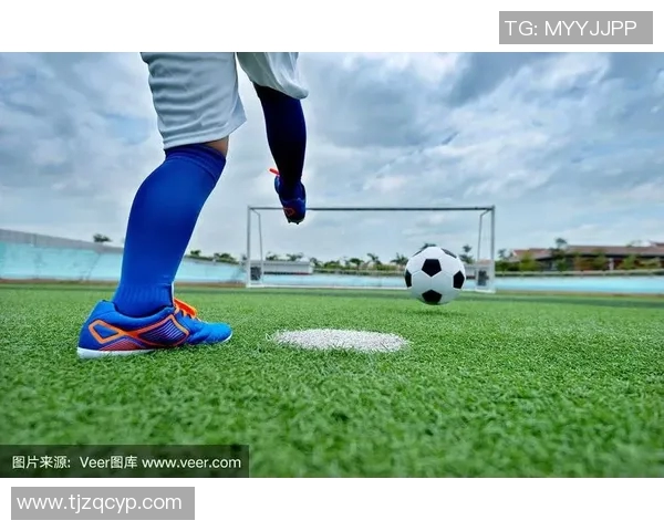 足球明星颠球高清图片展示技巧与风采尽显球场魅力 足球明星颠球高清图片展示技巧与风采尽显球场魅力