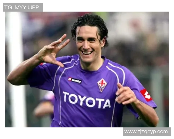 足球明星展现惊人一拳力量背后的训练秘密与技巧分析 足球明星展现惊人一拳力量背后的训练秘密与技巧分析